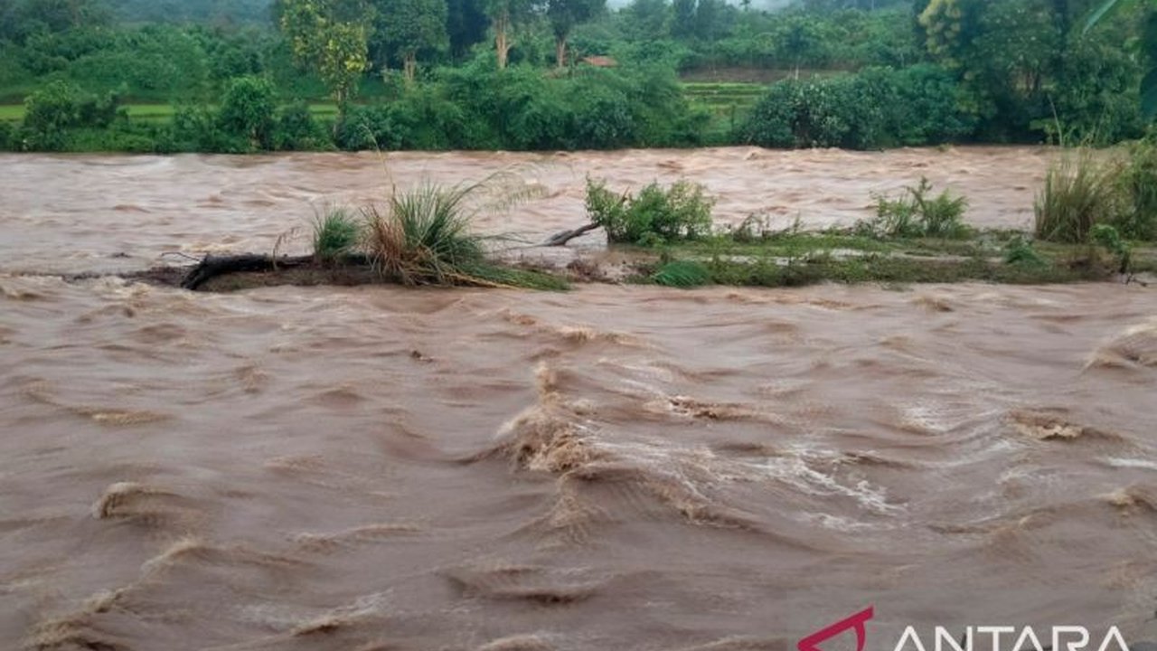 Debit Sungai Ogan di Kabupaten Ogan Komering Ulu (OKU) kini berada pada level waspada, meningkatkan potensi banjir. BPBD OKU mengimbau masyarakat untuk tetap siaga menghadapi ancaman bencana alam.