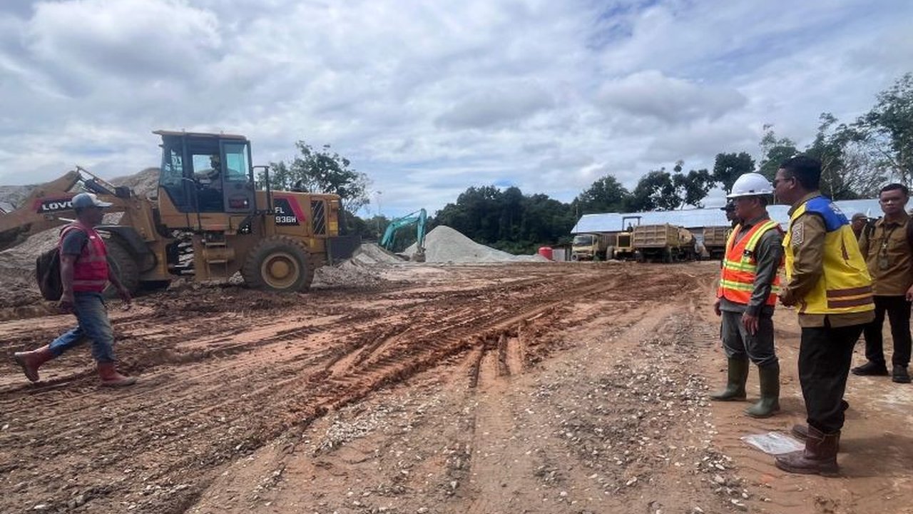 Pemerintah Provinsi Kalimantan Barat menegaskan komitmennya dalam perbaikan jalan rusak berat di tengah keterbatasan anggaran, demi menjaga konektivitas dan kelancaran ekonomi.