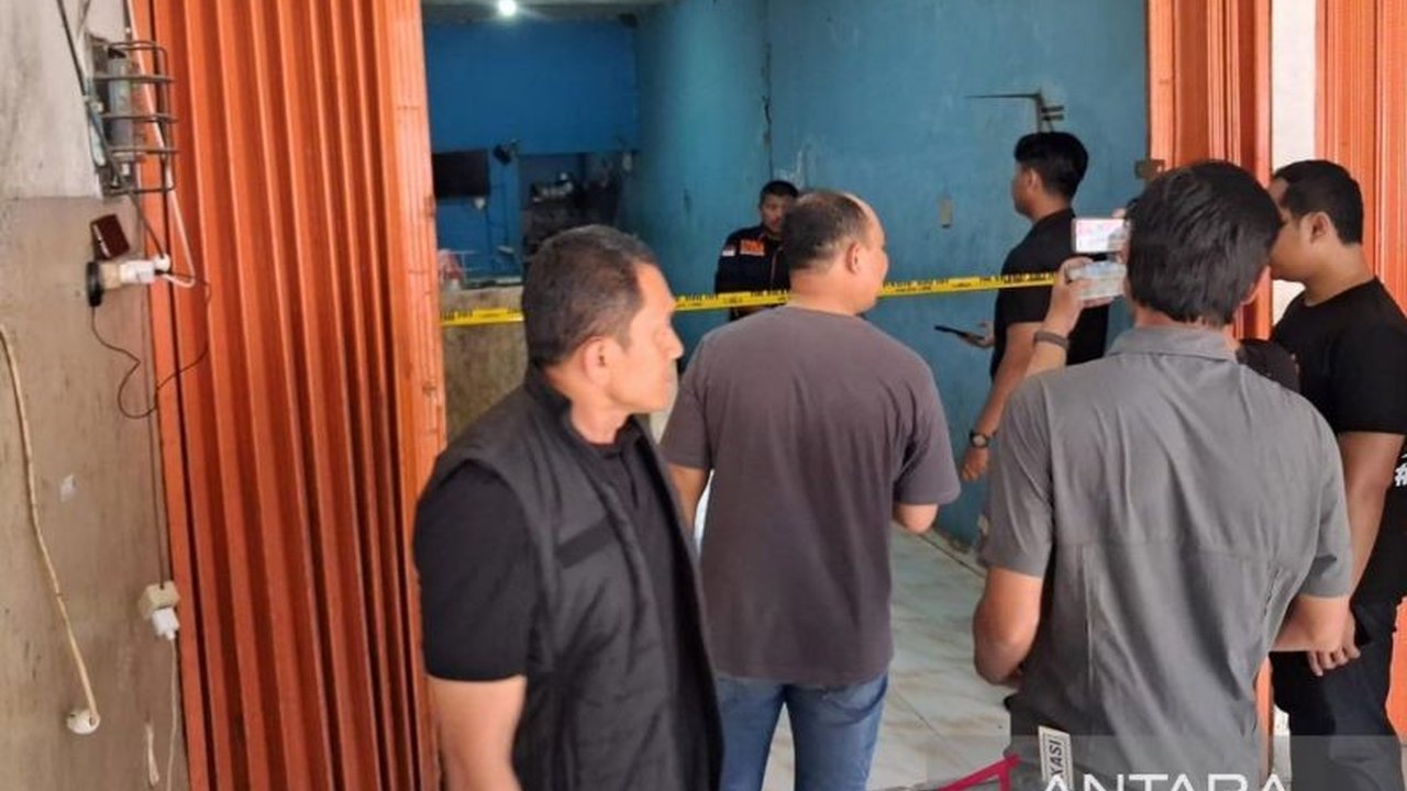 Pemilik kios ayam geprek di Bekasi terkejut saat menemukan mayat salah seorang karyawannya terbungkus kain dan plastik di dalam freezer toko, memicu penyelidikan polisi.