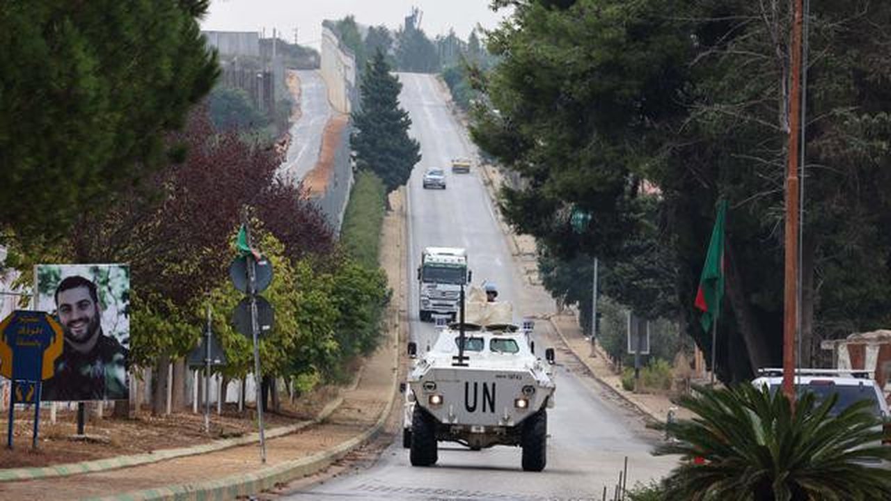 Kendaraan pengangkut personel Pasukan Sementara PBB di Lebanon (UNIFIL) berpatroli di dataran Lebanon selatan di wilayah Khiam di perbatasan dengan Israel pada 10 Oktober 2023. (JOSEPH EID/AF