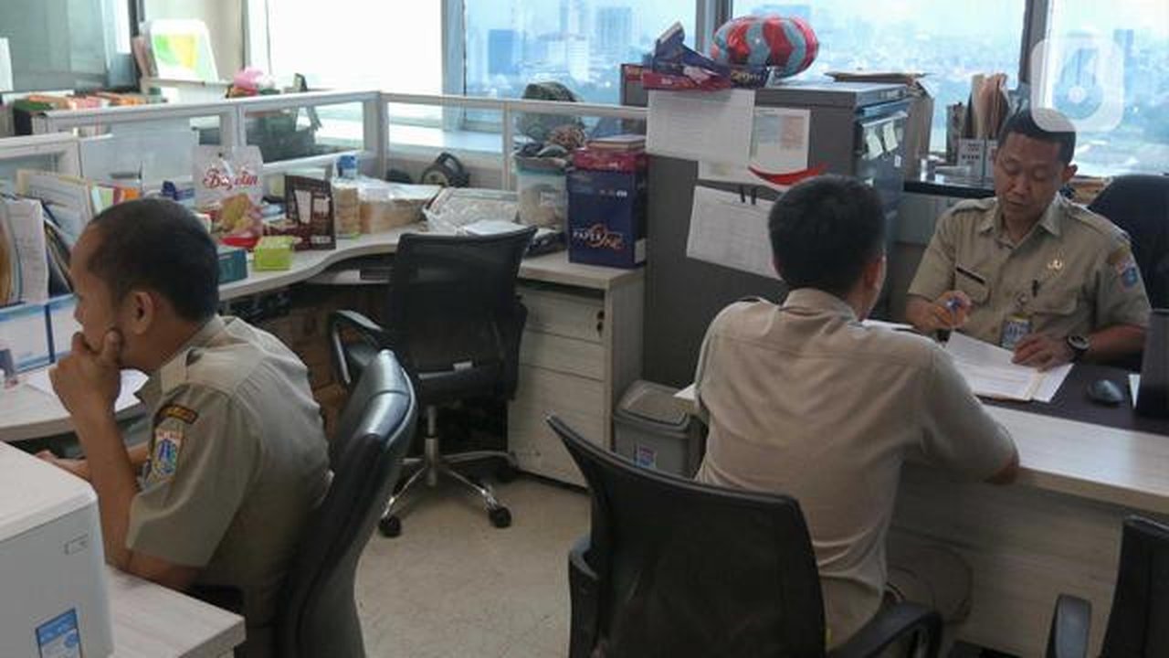 Pemerintah Provinsi DKI Jakarta tidak menerapkan work from home (WFH) atau bekerja dari rumah. (Liputan6.com/Herman Zakharia)
