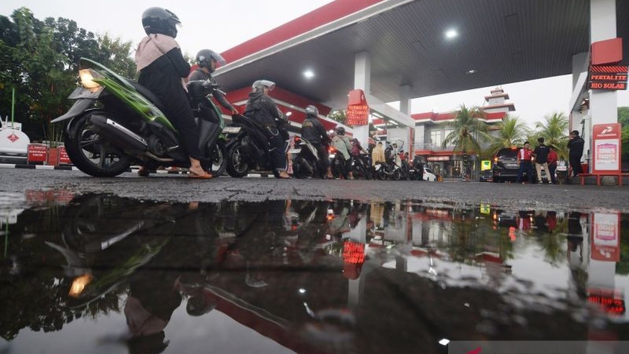 Pengamat otomotif menyoroti pentingnya percepatan kendaraan listrik sebagai solusi strategis meredam dampak lonjakan harga minyak global terhadap APBN. Simak bagaimana adopsi kendaraan listrik bisa menghemat triliunan rupiah dan memperkuat ekonomi nasiona