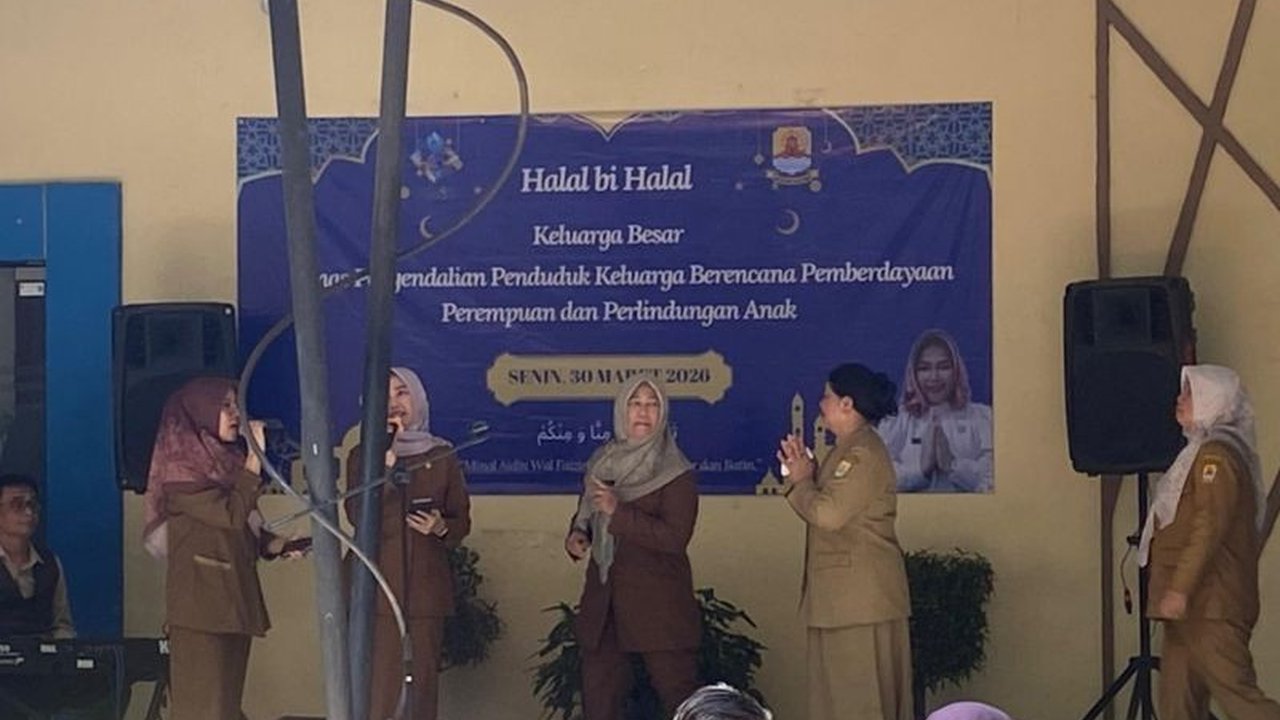 Pemerintah Kabupaten Cirebon menghentikan aktivitas musik dangdut yang memeriahkan acara halalbihalal di kantor DPPKBPPPA pada Senin, memicu pertanyaan tentang aturan hiburan di lingkungan pemerintahan.