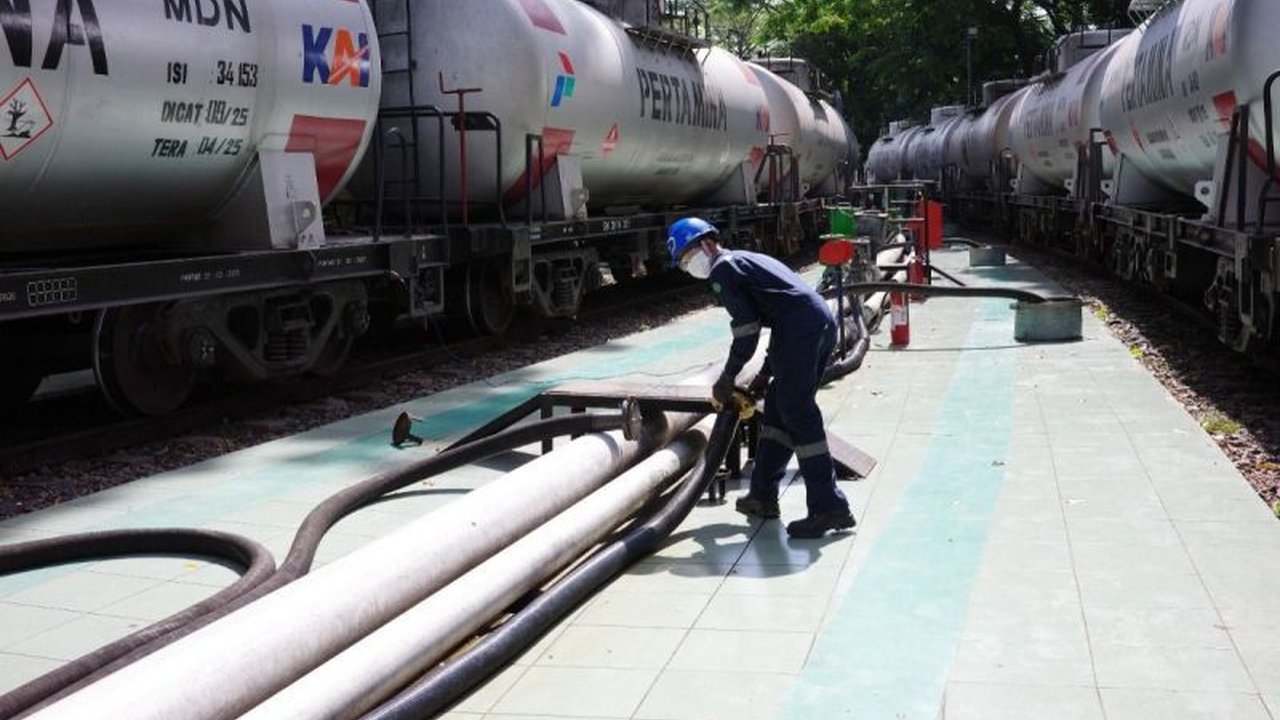 Pertamina Patra Niaga Regional Sumbagut berkomitmen menjaga ketersediaan BBM Sumatera Utara melalui strategi distribusi multi moda yang adaptif, memastikan pasokan energi aman dan merata bagi masyarakat.