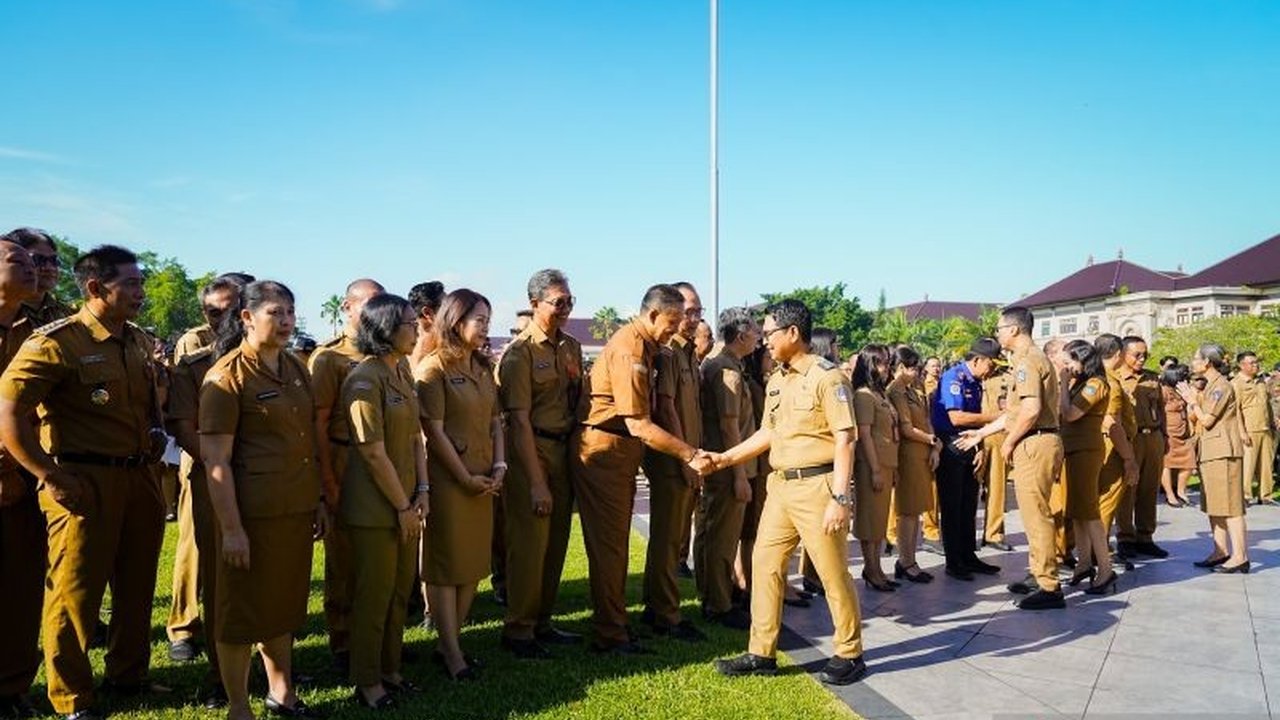 Bupati Badung, I Wayan Adi Arnawa, menginstruksikan seluruh ASN untuk membangun budaya pilah sampah di lingkungan kerja, menjadikan mereka pelopor pengelolaan sampah yang benar.
