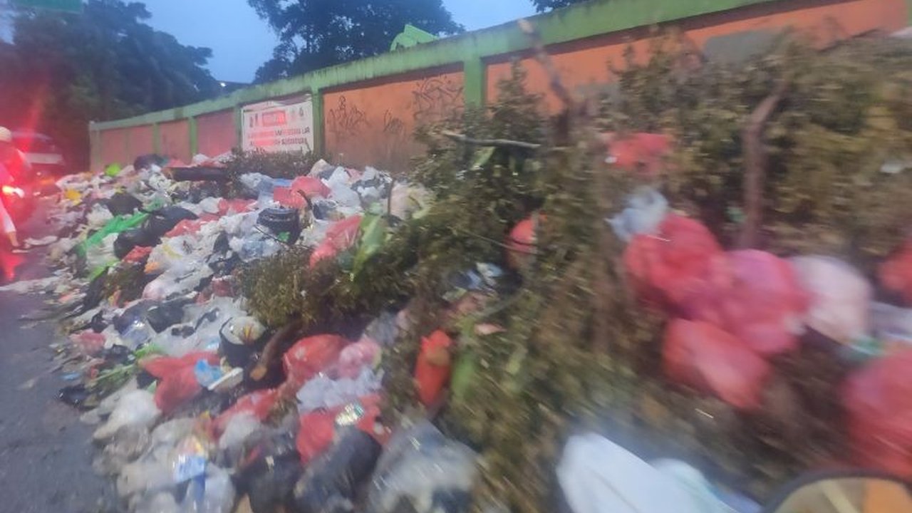 Suku Dinas Lingkungan Hidup Jakarta Barat mengambil langkah taktis untuk mengatasi pembatasan kuota **pengelolaan sampah Jakarta Barat** ke TPST Bantar Gebang. Bagaimana strategi ini mencegah penumpukan sampah di Ibu Kota dan menjaga kebersihan lingkungan