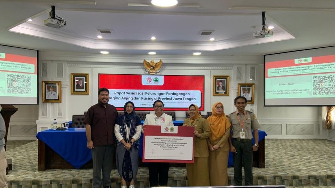 Dog Meat Free Indonesia (DMFI) menyoroti maraknya praktik perdagangan daging anjing di Jawa Tengah, khususnya Solo Raya, meskipun kini beroperasi secara sembunyi-sembunyi dan telah ada regulasi pelarangan.
