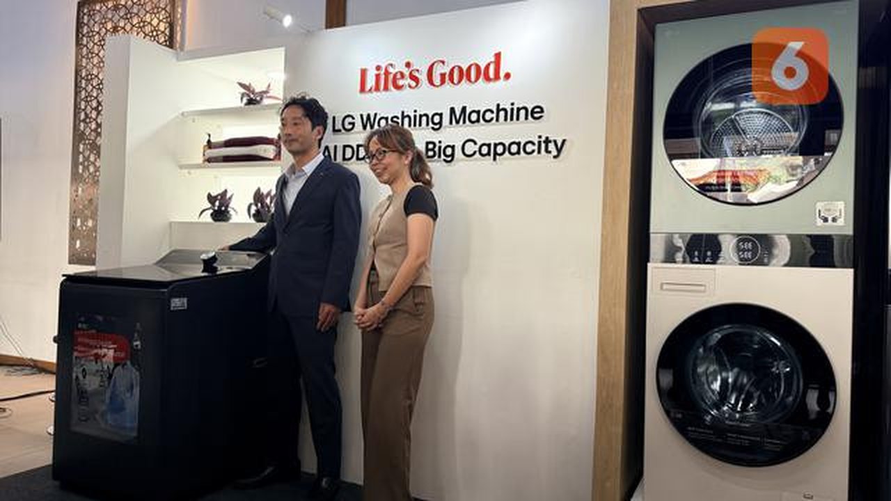 Head of Product Marketing Living Home Appliance Solution LG Electronics Indonesia, Ratih Nadiah bersama Product Director Living Home Appliance Solution LG Electronics Indonesia., Kim Nack Sun