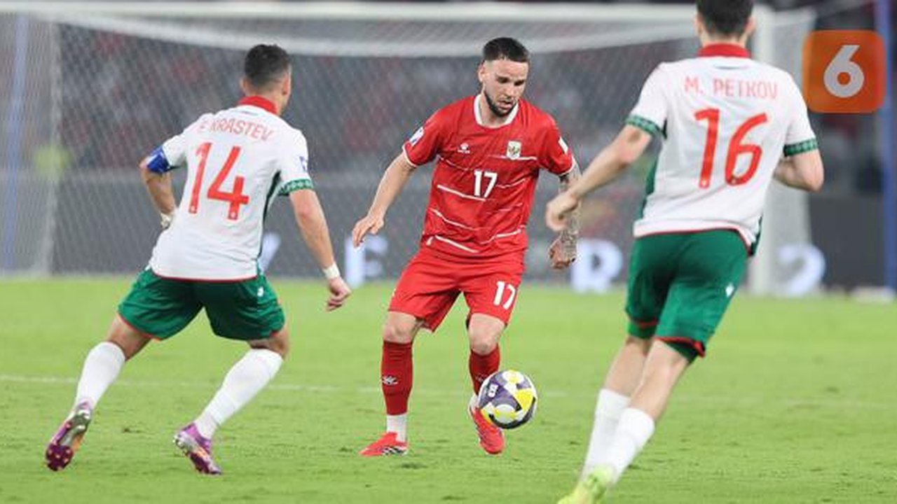Pemain Timnas Indonesia, Calvin Verdonk (tengah) menggiring bola dibayangi pemain Bulgaria dalam laga final FIFA Series 2026 di Stadion Utama Gelora Bung Karno (SUGK), Senayan, Jakarta, Senin