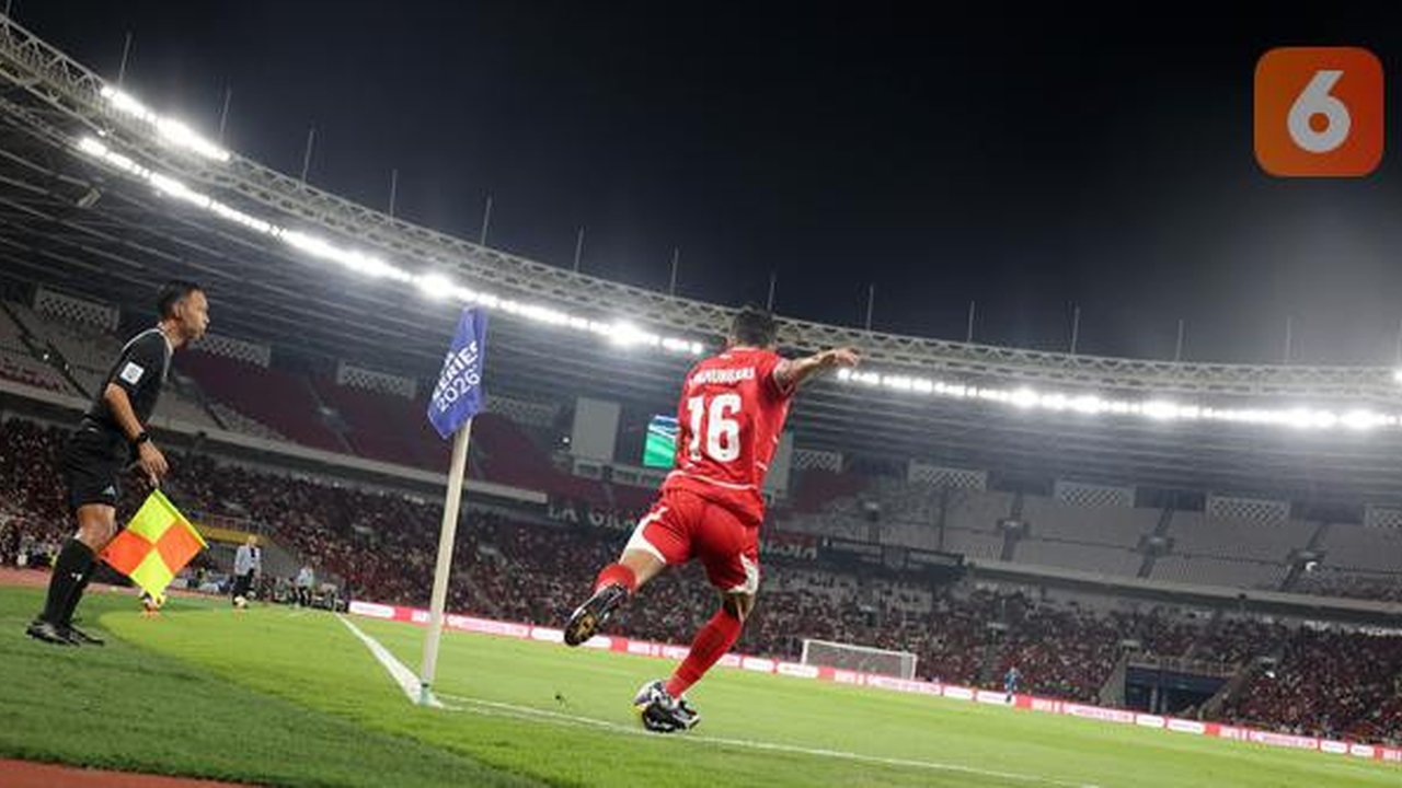 Pemain Timnas Indonesia, Dony Tri Pamungkas melakukan sepak pojok ke arah gawang St Kitts and Nevis dalam laga semifinal FIFA Series 2026 di Stadion Utama Gelora Bung Karno (SUGBK), Senayan,