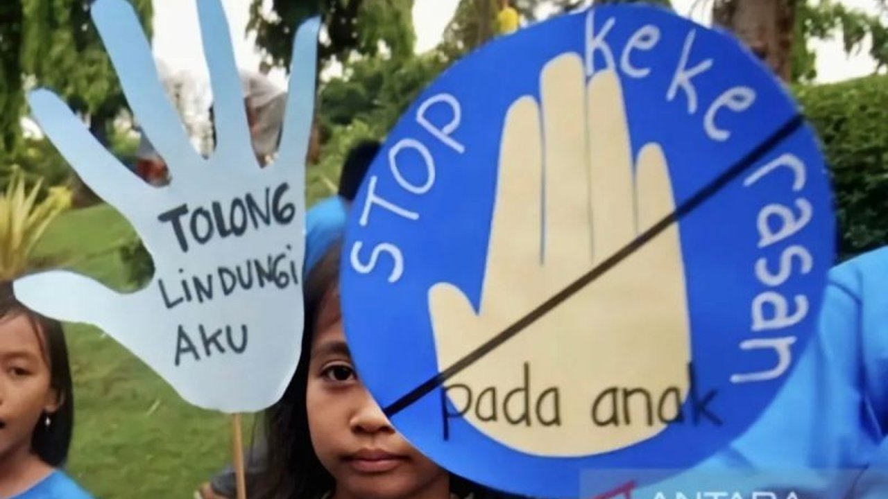 Pemkot Bandarlampung serius tangani kekerasan anak dan perempuan. Dengan melibatkan relawan dan UPTD, mereka berupaya menekan angka kasus yang mencapai puluhan laporan. Bagaimana strategi lengkapnya untuk perlindungan anak dan perempuan?