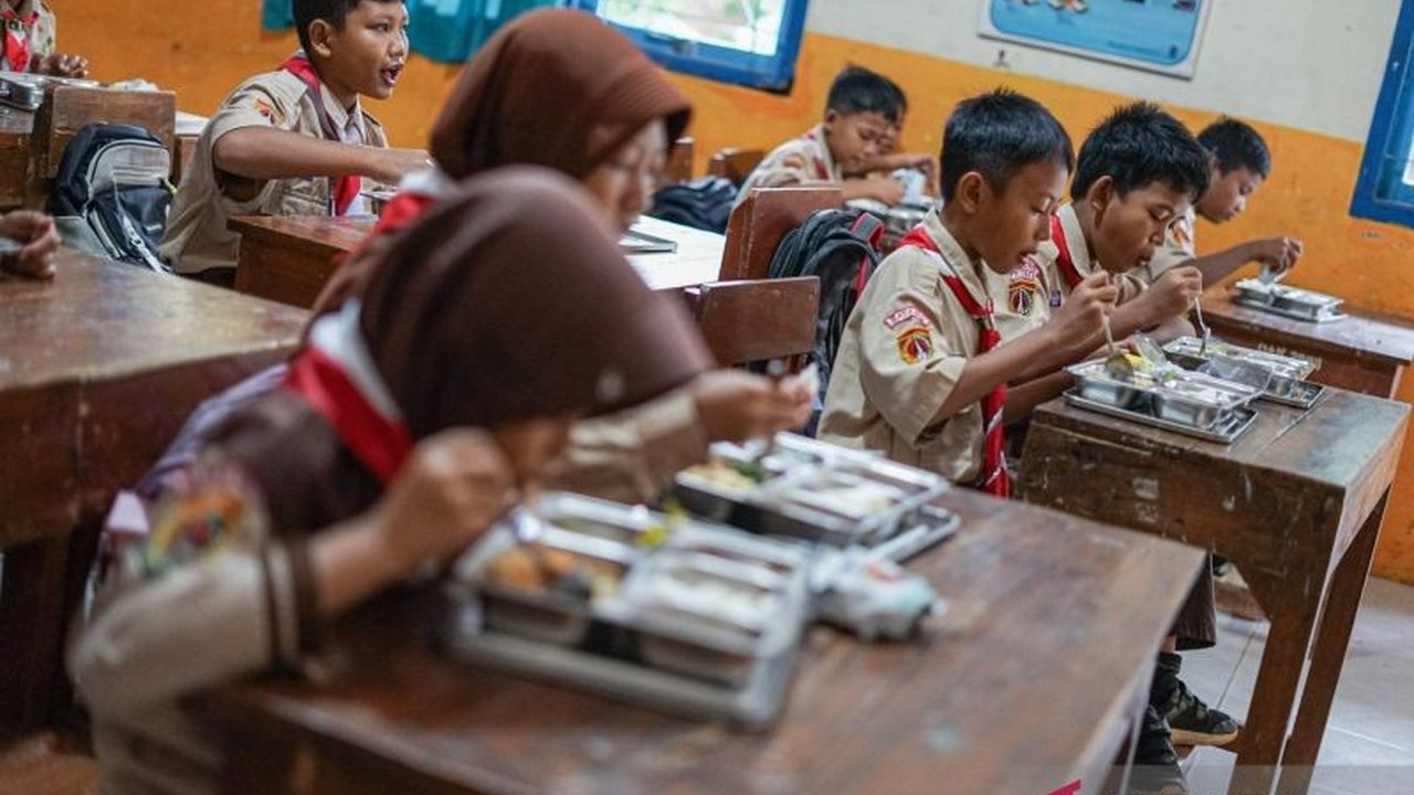 Satuan Pelayanan Pemenuhan Gizi (SPPG) Mandiri Blado menarik 133 porsi MBG Batang dari SD Kalipancur 02 setelah siswa mengeluhkan mual dan daging ayam terdeteksi kemerahan serta berbau amis.