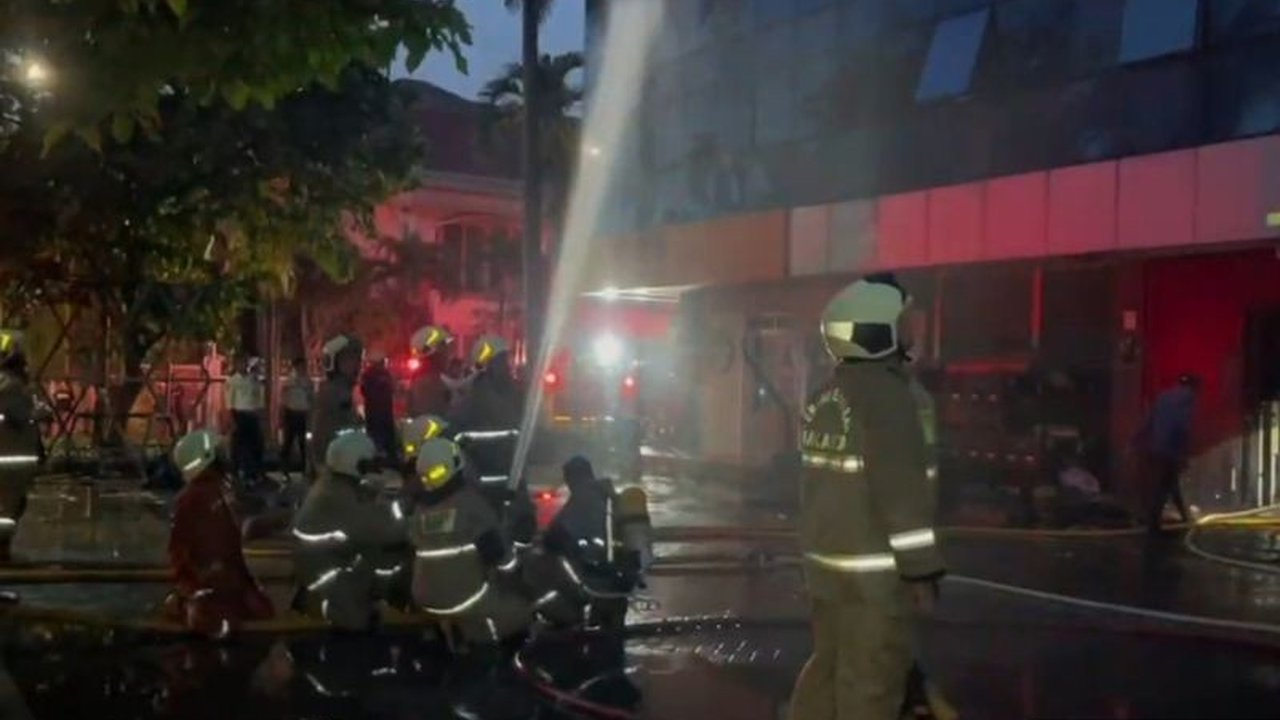 Sebuah ruko di Jalan Puri Kencana, Kembangan, Jakarta Barat, dilalap api pada Selasa sore. Kebakaran ruko Kembangan ini sempat terkendala akses dan minimnya ventilasi, menyebabkan dua petugas Gulkarmat sesak napas.