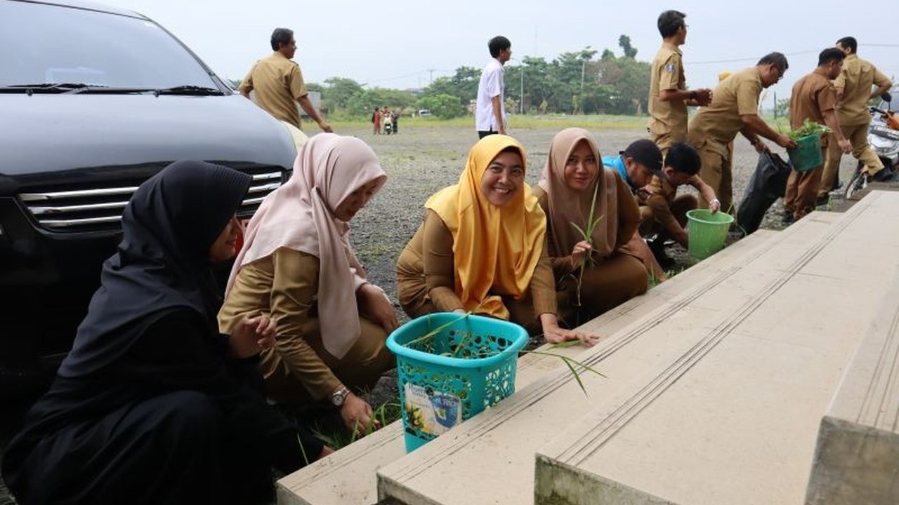 Pemerintah Kabupaten Serang rutin melaksanakan aksi bersih-bersih lingkungan, melibatkan ASN dari tingkat kabupaten hingga desa, sebagai komitmen nyata mendukung Gerakan Indonesia ASRI dan memperkuat budaya peduli alam.