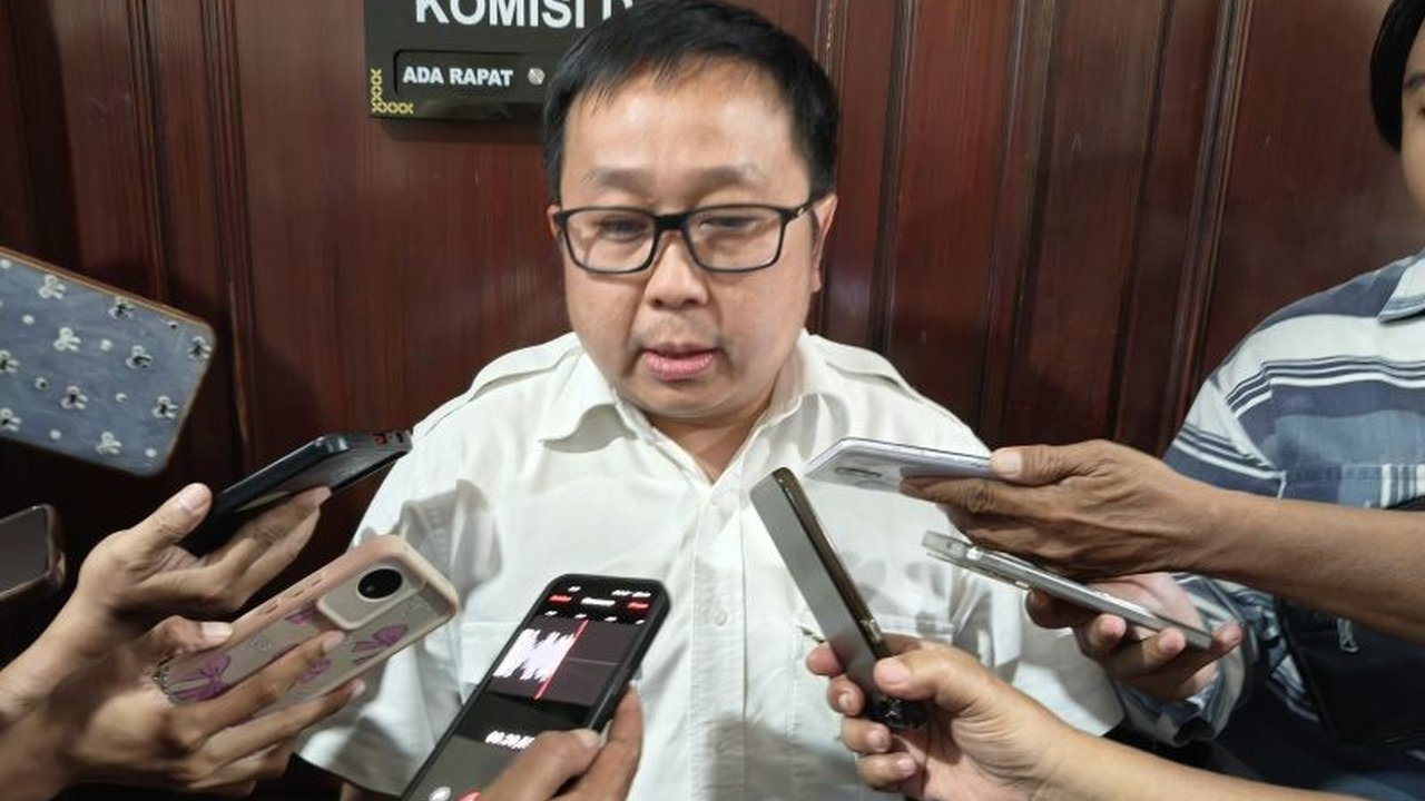 Anggota DPRD Surabaya William Wirakusuma menyatakan masa SMA adalah waktu ideal bagi pelajar untuk mulai menggunakan gawai, menyikapi pembatasan media sosial untuk anak di bawah 16 tahun dan perlunya filter konten digital.