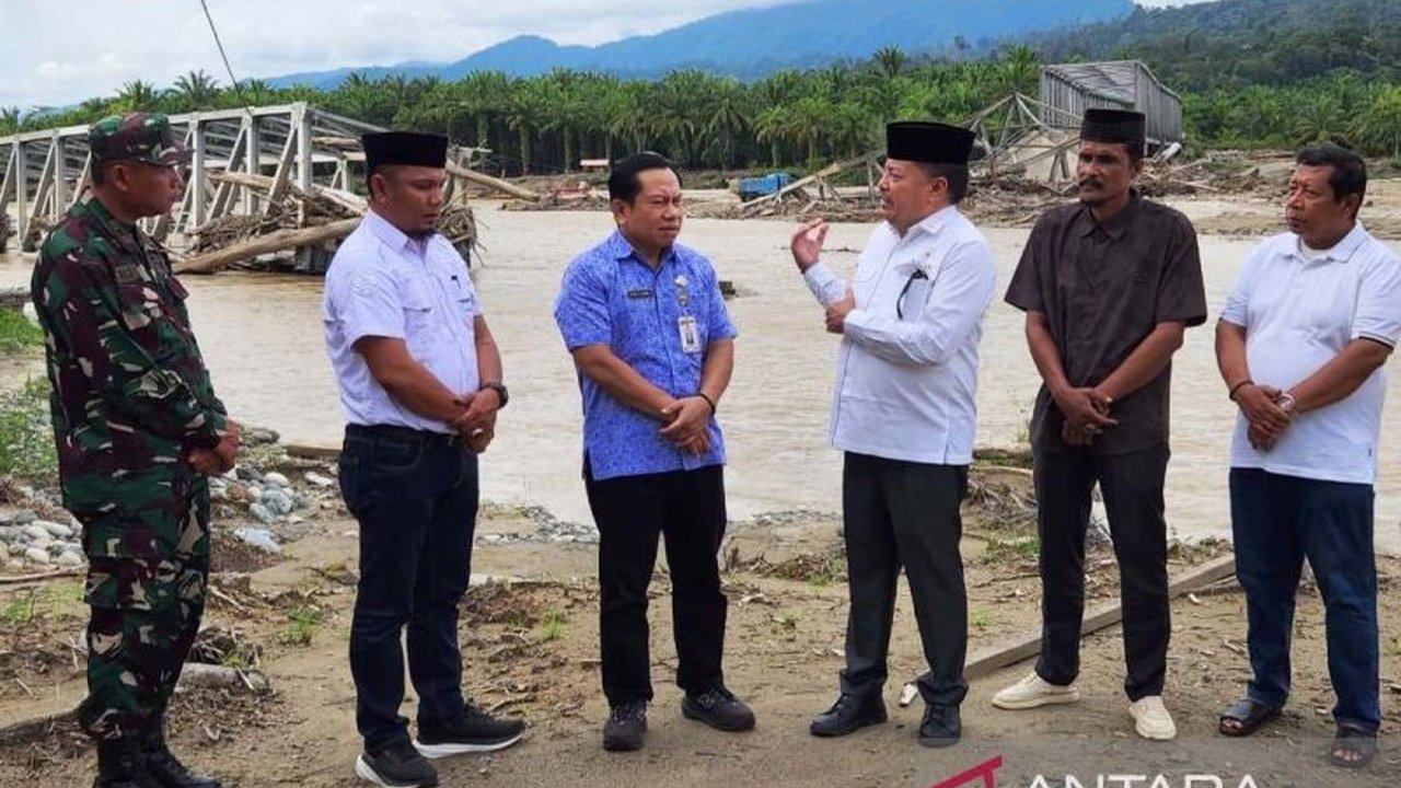 Bupati Nagan Raya mendesak pemerintah pusat untuk segera memperbaiki Jembatan Putus Nagan Raya di Desa Alue Wakie yang vital bagi warga, terputus akibat banjir hidrometeorologi, demi kelancaran aktivitas masyarakat.