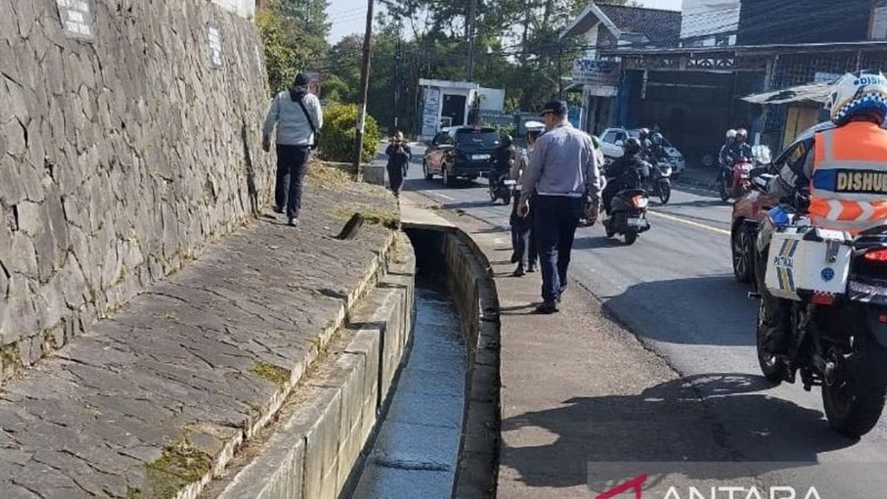 Polres Cianjur mengambil langkah proaktif dengan memasang water barrier di Jalan Raya Pasekon-Cipanas untuk mencegah kecelakaan akibat saluran air terbuka, menyusul insiden tragis baru-baru ini.