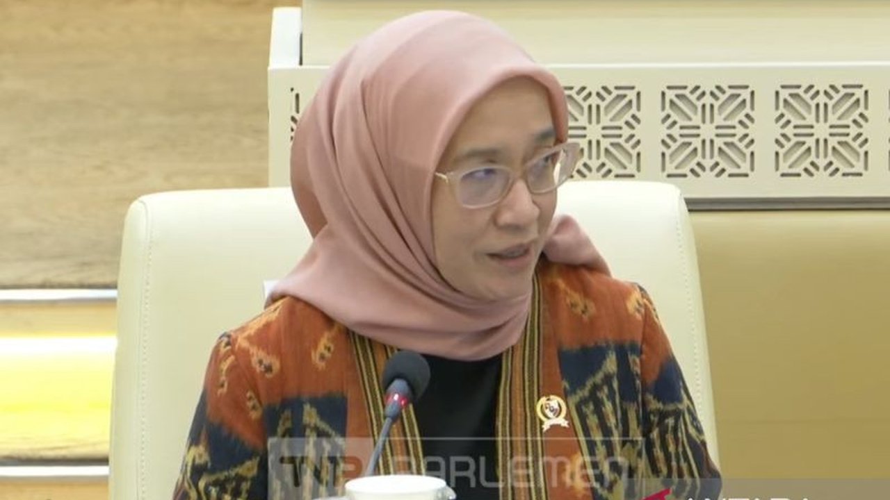 Menteri PANRB Rini Widyantini menekankan Perlindungan PPPK, memastikan mereka tidak dapat diberhentikan sebelum masa kontrak usai, meskipun ada isu keterbatasan anggaran daerah yang berpotensi memengaruhi status kepegawaian.