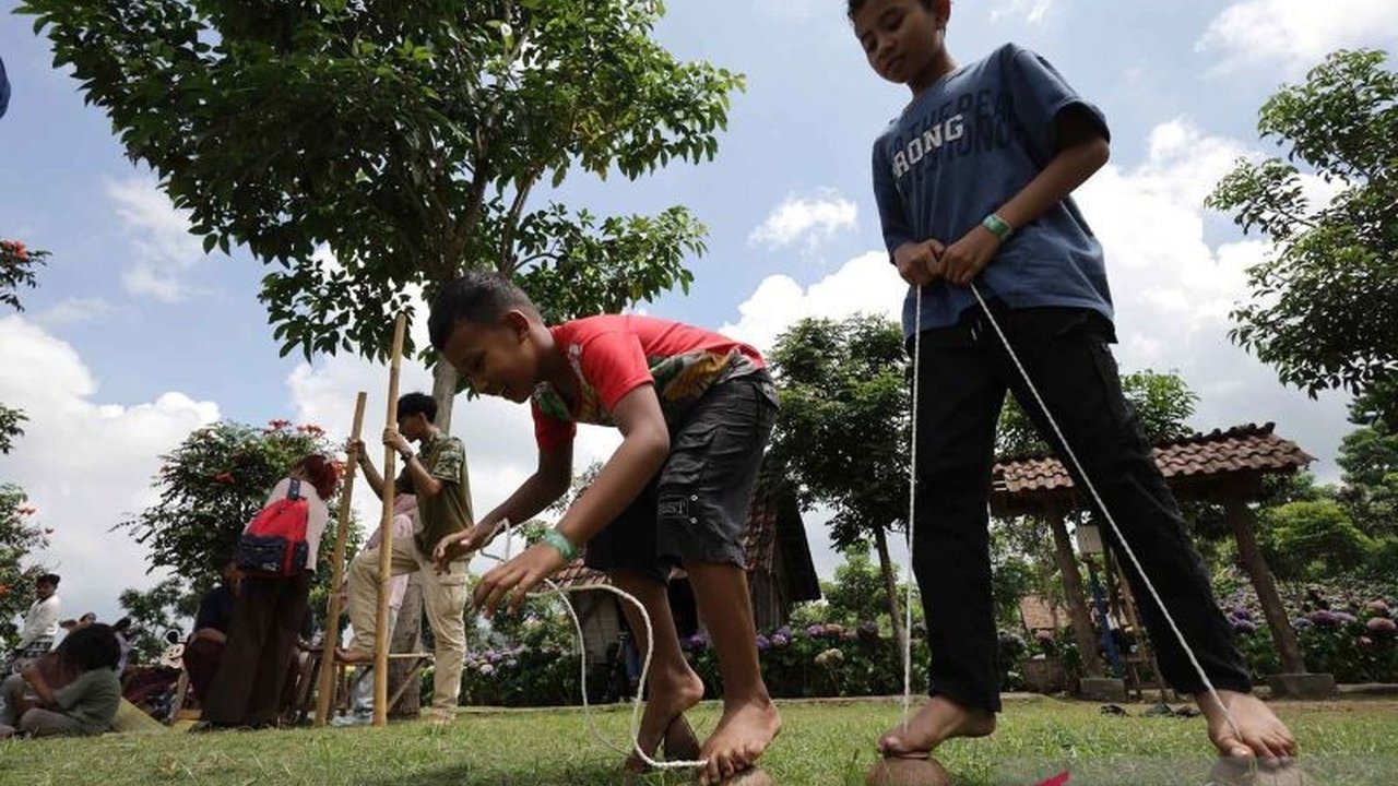 Psikolog anak dan keluarga Sani B. Hermawan menilai PP TUNAS merupakan gebrakan pemerintah untuk melindungi generasi muda dari risiko kejahatan digital dan ketergantungan, terutama bagi anak di bawah 16 tahun.