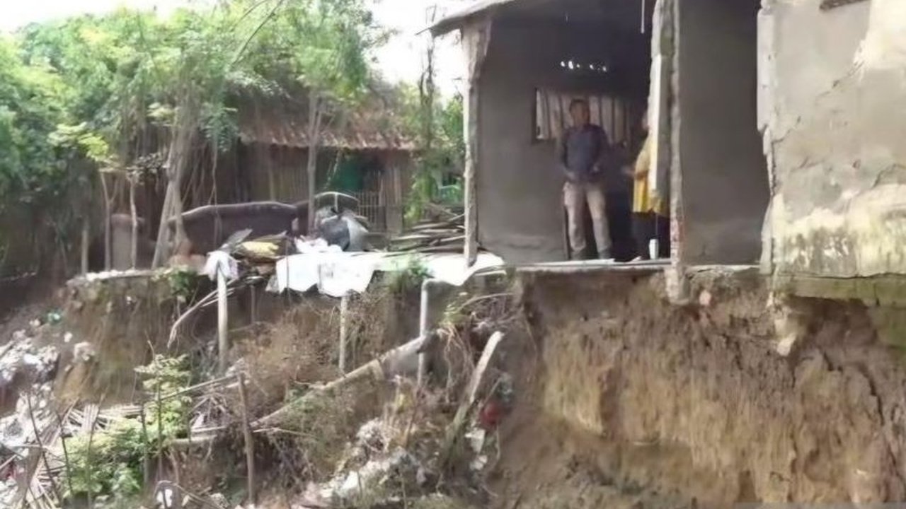 Longsor Kali Cikarang Bekasi kembali menerjang, merusak empat rumah warga di Desa Kalijaya hingga tak layak huni. Para korban kini mengungsi dan sangat berharap pemerintah daerah segera bertindak untuk mitigasi lebih lanjut.