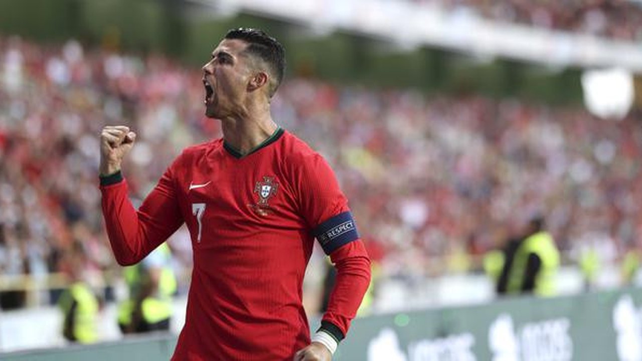 Penyerang Portugal Cristiano Ronaldo merayakan gol yang dicetaknya ke gawang Irlandia pada laga uji coba internasional terakhir jelang putaran final Euro 2024 di Stadion Municipal de Aveiro,