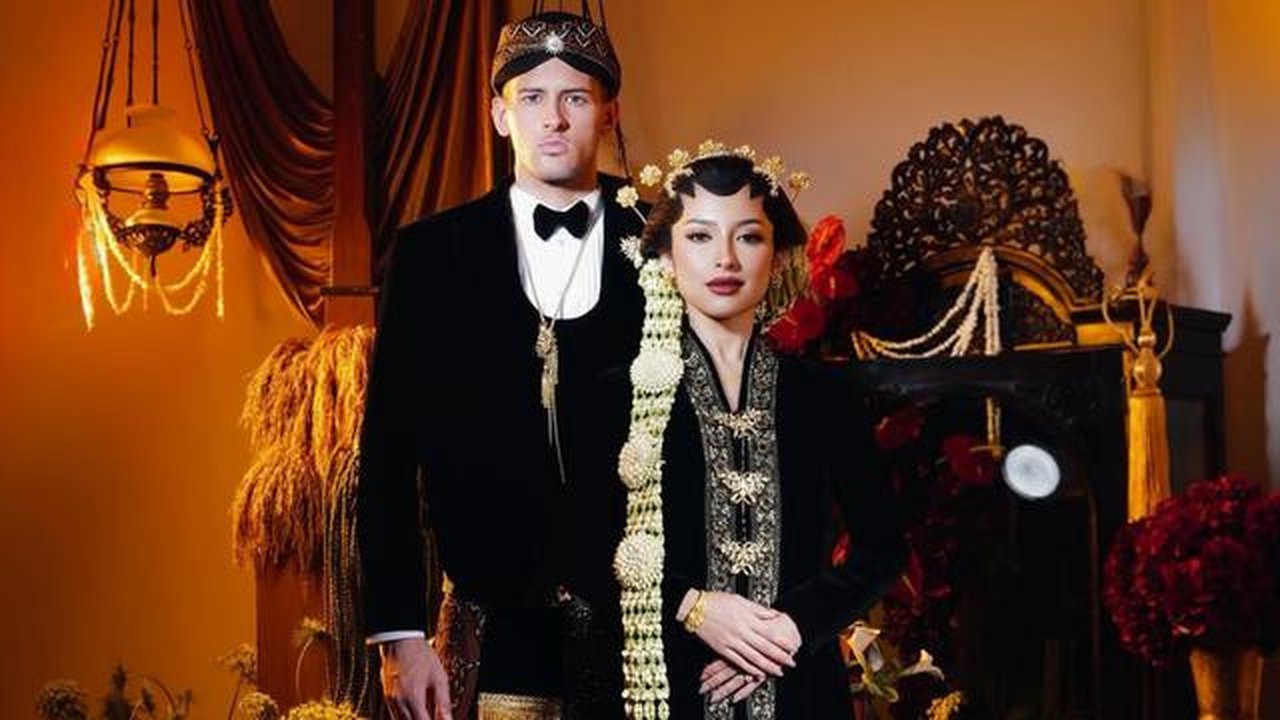 Jelang momen bahagia tersebut, pasangan ini sukses mencuri perhatian publik lewat sesi foto prewedding bernuansa adat Jawa yang begitu kental. [@jennifercoppenreal20].