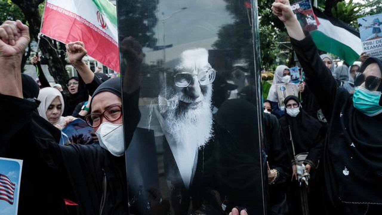 Dalam aksinya, massa tindakan serangan militer Amerika Serikat dan Israel terhadap kedaulatan nasional dan integritas teritorial Iran yang menyebabkan gugurnya Pemimpin Tertinggi Revolusi Isl