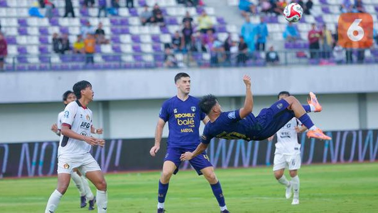 Tendangan salto striker Persita Tangerang, Hokky Caraka membobol gawang Persik Kediri dalam laga pekan ke-15 BRI Super League 2025/2026 di Indomilk Arena, Tangerang, Minggu (21/12/2025). (Bol