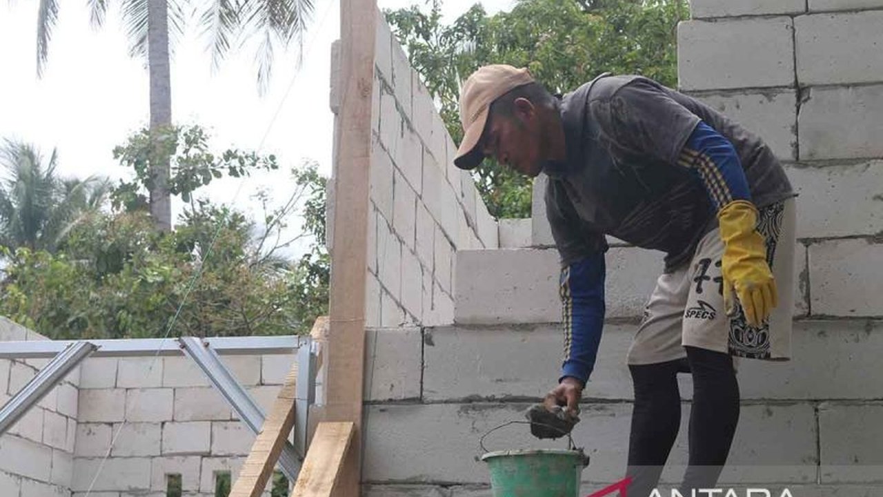 Pekerja lokal di Bireuen terus mempercepat Pembangunan Huntap Bireuen bagi korban bencana hidrometeorologi. Ribuan unit ditargetkan selesai pertengahan bulan ini.