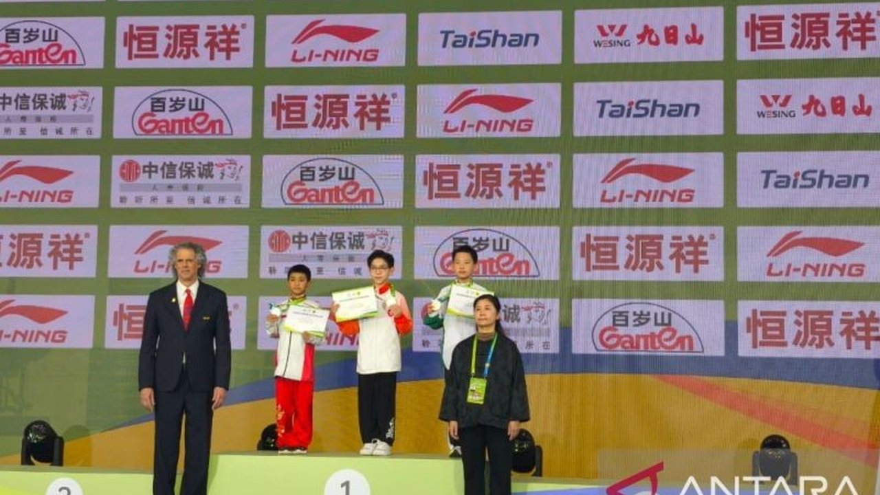 Zivan Abimanyu, atlet wushu Jambi, berhasil mempersembahkan dua medali perak bagi Indonesia di Kejuaraan Dunia Junior Wushu 2026, menjaga tradisi prestasi internasional.
