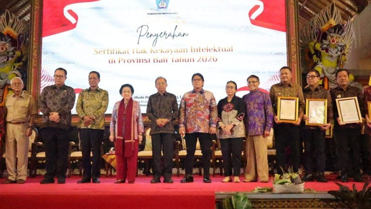 Tari Sekar Jempiring, ikon Kota Denpasar, berhasil meraih sertifikat Hak Kekayaan Intelektual (HAKI) melalui Surat Pencatatan Ciptaan. Raihan ini menjadi langkah penting dalam melindungi dan memperkuat pelestarian budaya Bali.