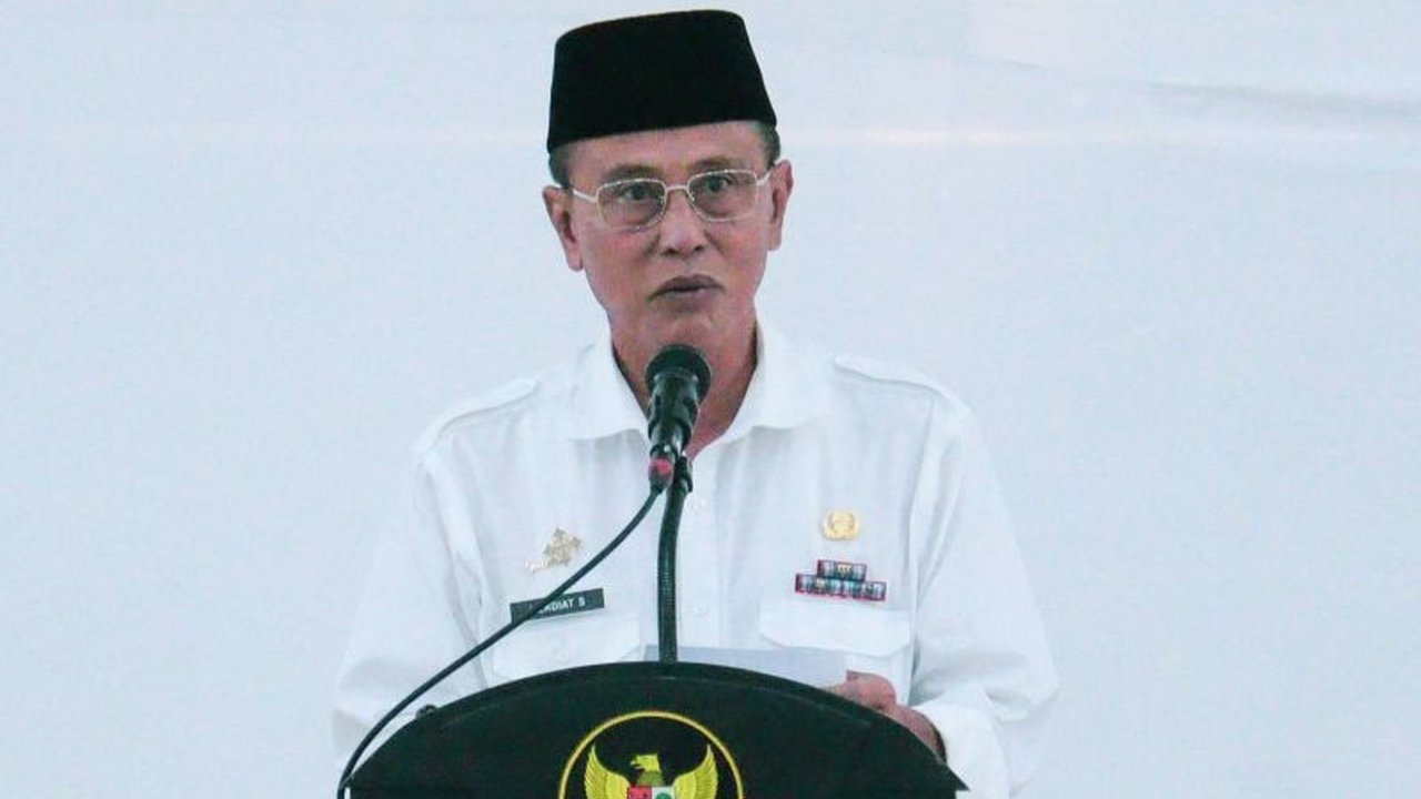 Bupati Ciamis Herdiat Sunarya segera mengkaji ulang aturan kerja Aparatur Sipil Negara (ASN) di lingkungannya sebagai langkah strategis menghemat Bahan Bakar Minyak (BBM) dan mendukung kebijakan pemerintah pusat.