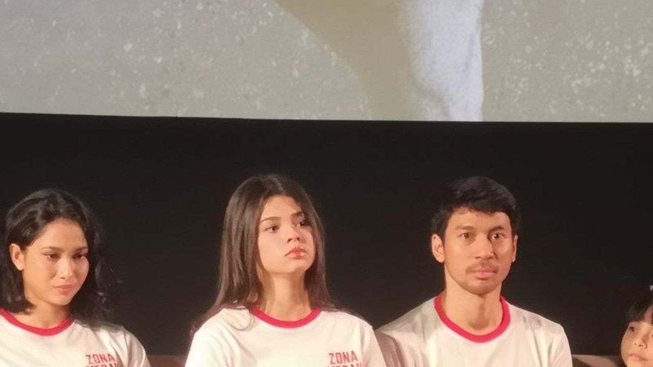 Aktor Andri Mashadi membagikan pengalaman dan riset mendalamnya saat memerankan Risang, karakter wartawan di film 