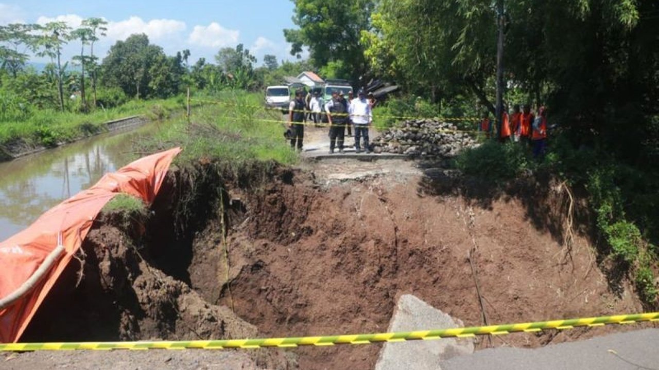 Pemerintah Kabupaten Probolinggo bergerak cepat memperbaiki infrastruktur yang rusak akibat bencana alam di wilayah timur. Simak langkah konkret dan strategi jangka panjang Pemkab Probolinggo dalam upaya Perbaikan Infrastruktur Probolinggo.