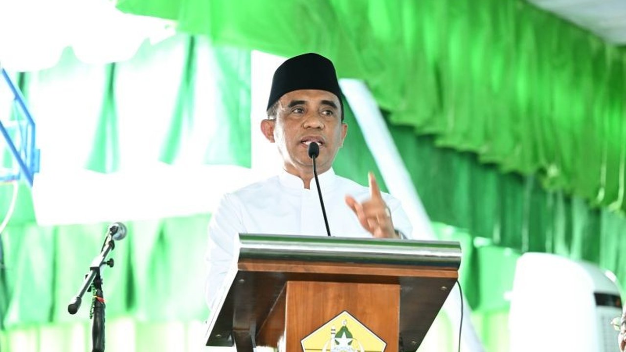 Gubernur Sulawesi Tengah menyerukan masyarakat untuk meneruskan perjuangan Guru Tua dalam memajukan pendidikan, menegaskan komitmen Pemprov terhadap wajib belajar 13 tahun.