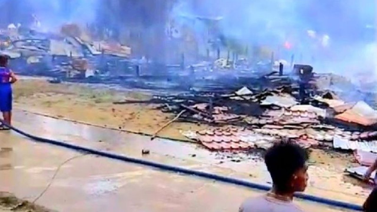 Musibah kebakaran hebat melanda Desa Lawang Kamah RT 01, Kecamatan Timpah, Kabupaten Kapuas, Kalimantan Tengah, menghanguskan 14 rumah warga. BPBD Kapuas bergerak cepat menyalurkan bantuan bagi korban terdampak Kebakaran Lawang Kamah Kapuas.