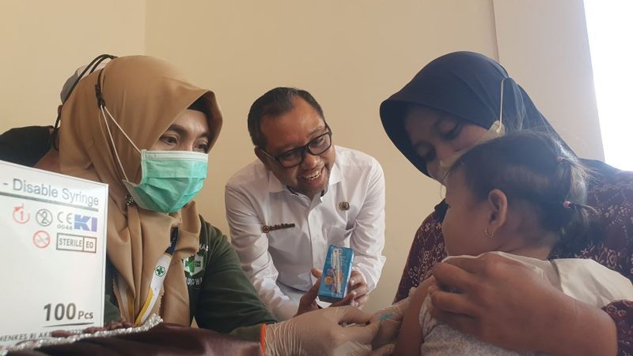 Dinas Kesehatan Tulungagung menggelar Outbreak Response Immunization (ORI) Campak di Desa Ringinpitu, Kedungwuru, menyasar ratusan balita untuk menekan lonjakan kasus campak yang terjadi di wilayah tersebut.