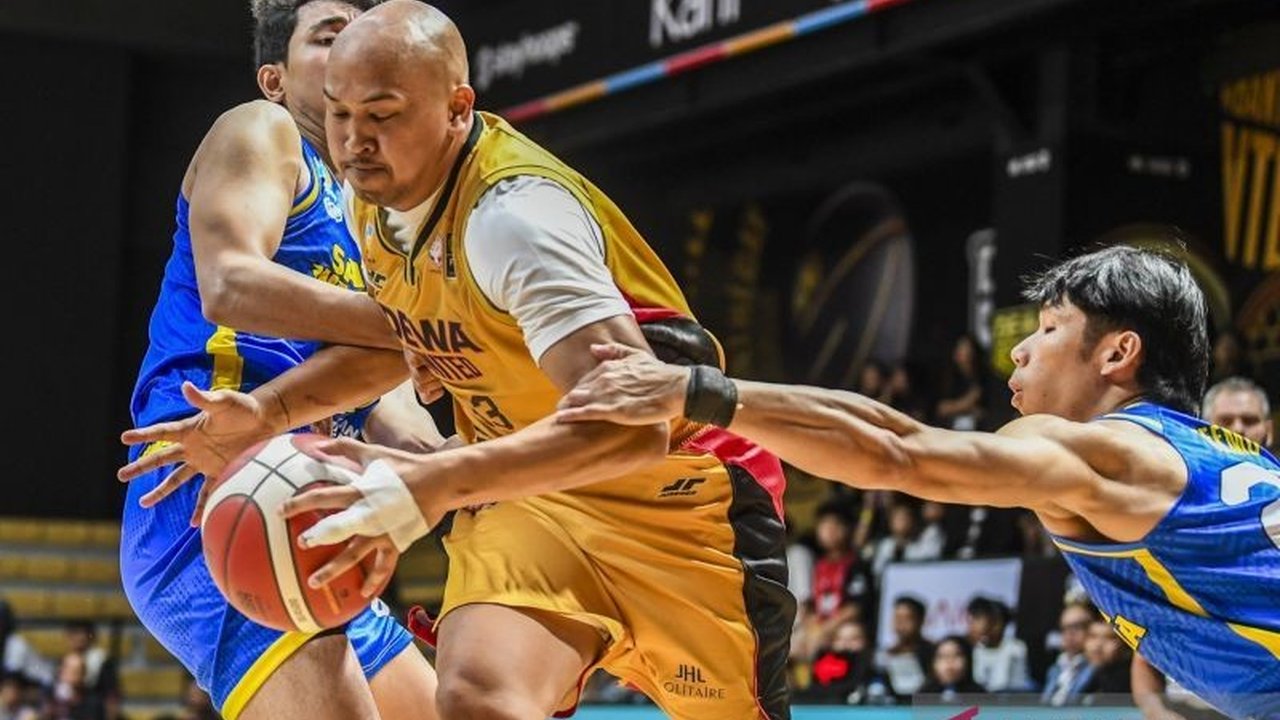 Dewa United bangkit dari lima kekalahan beruntun dengan menundukkan Satya Wacana Salatiga 86-75 pada IBL Pekan ke-14, menunjukkan performa gemilang.