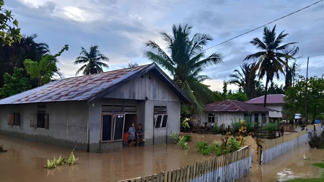 Banjir melanda Balantak Utara, Kabupaten Banggai, menyebabkan 10 rumah warga terdampak. BPBD Sulteng telah melakukan asesmen dan mengimbau masyarakat tetap waspada terhadap potensi cuaca ekstrem.