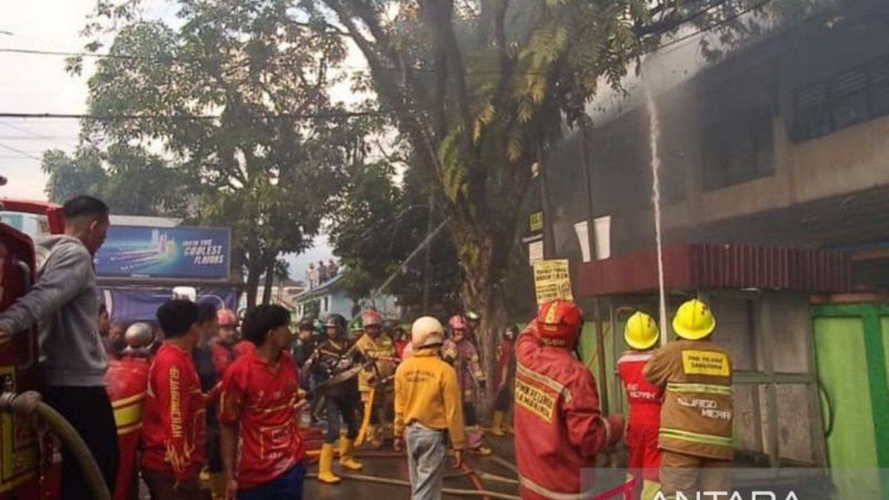 Delapan ruang kelas di SMPN 2 Samarinda hangus terbakar pada Rabu, 1 April 2026, diduga akibat korsleting listrik. Simak detail penanganan dan dampaknya.