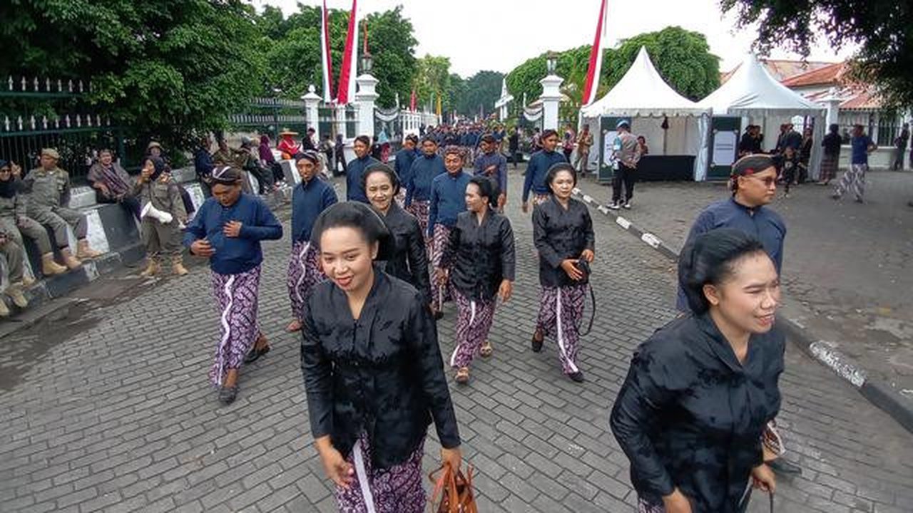 Sultan Hamengku Buwono X Berdiri 3 Jam Sambut 12 Ribu Warga di Hari Ulang Tahunnya
