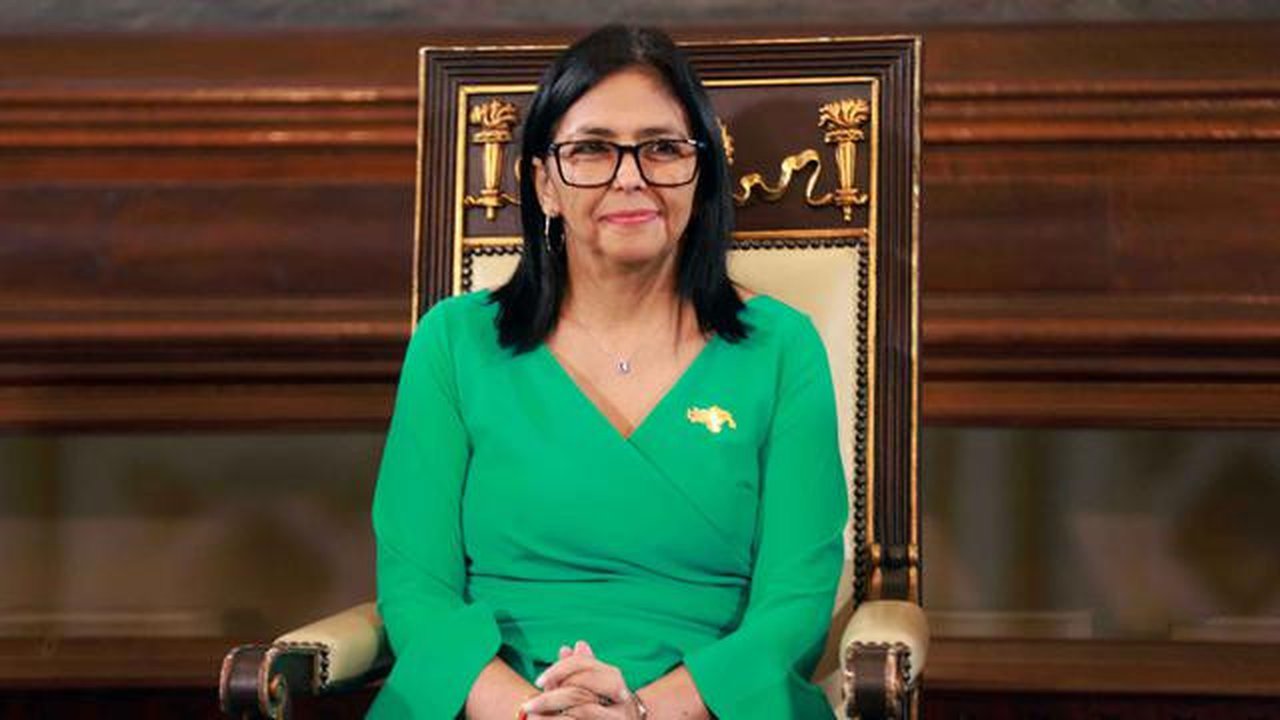 Sebagai informasi, Delcy Rodriguez dikenal sebagai figur kuat dan orang kepercayaan Nicolas Maduro sejak lama. Tampak dalam foto yang dirilis oleh kantor pers Istana Miraflores ini menunjukka