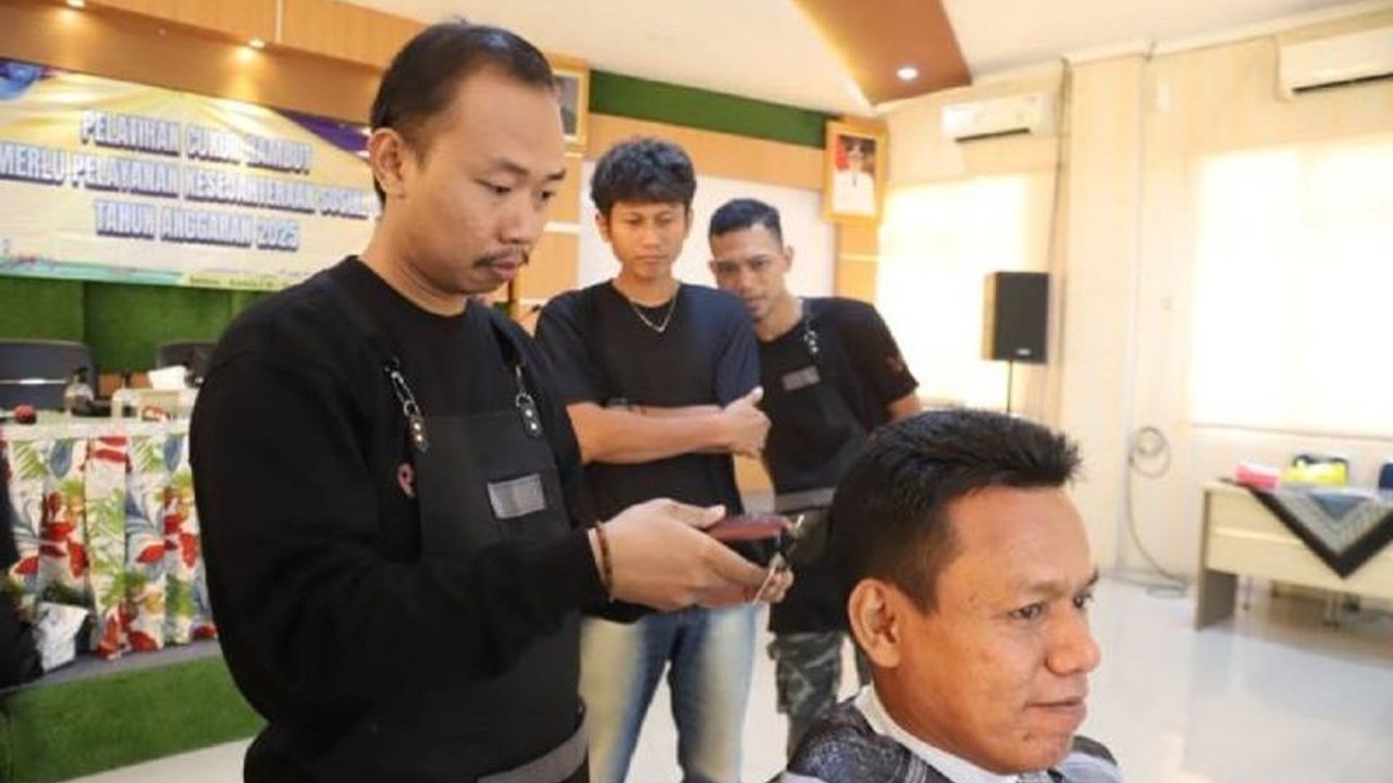 Dinas Sosial Kota Tangerang meluncurkan program pelatihan cukur rambut gratis bagi warga usia 17-58 tahun, membuka peluang usaha mandiri dan meningkatkan kesejahteraan ekonomi.