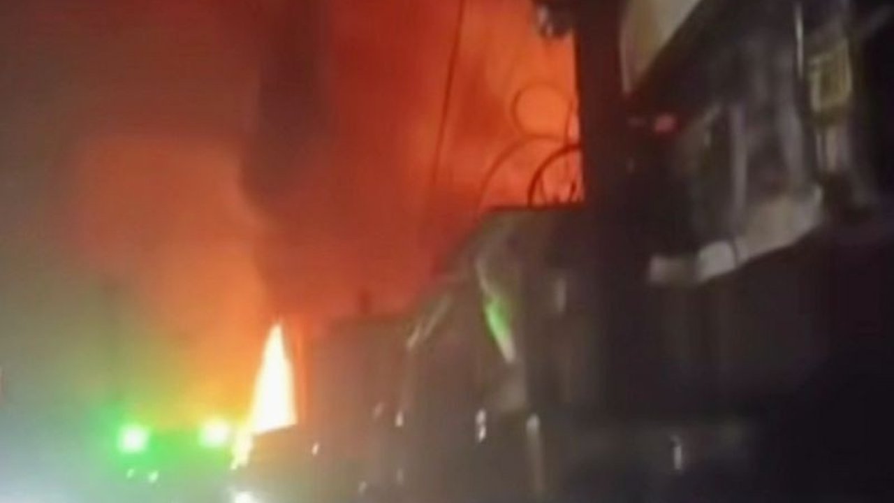 Sebuah gudang gas elpiji di kawasan SPBE Cimuning, Mustika Jaya, Kota Bekasi, hangus terbakar pada Rabu malam, memicu kepanikan warga dan suara ledakan keras. Insiden kebakaran gudang elpiji ini masih dalam penyelidikan pihak berwenang.
