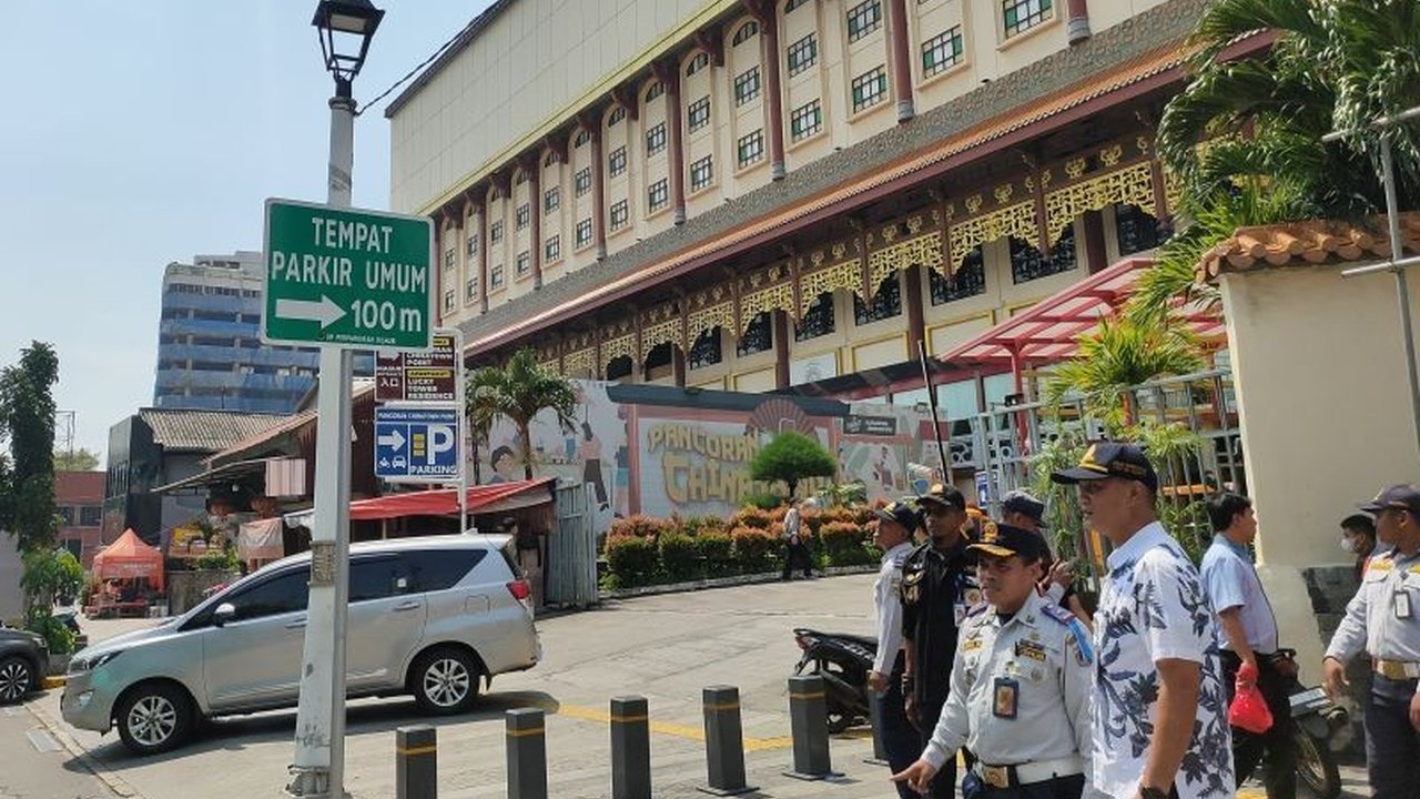 Dinas Perhubungan DKI Jakarta memasang plang parkir resmi Glodok di tiga titik pintu masuk kawasan Pecinan untuk mengatasi parkir liar dan memberikan informasi jelas kepada pengunjung.