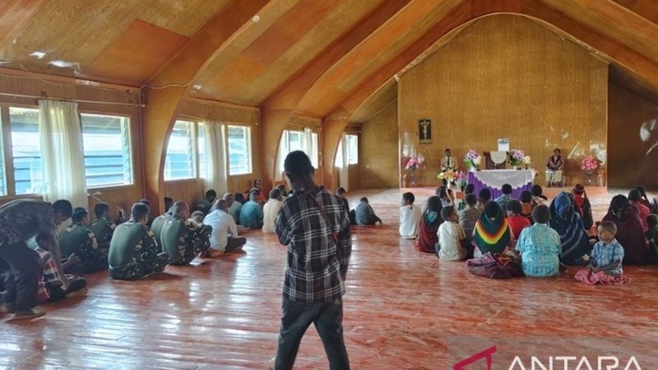 Satgas Pamtas Yonif 511/DY memperkuat Pengamanan Gereja Popome Lanny Jaya, Distrik Mokoni, sekaligus beribadah bersama masyarakat setempat. Langkah ini bertujuan mempererat hubungan TNI-rakyat dan menjaga stabilitas keamanan wilayah.