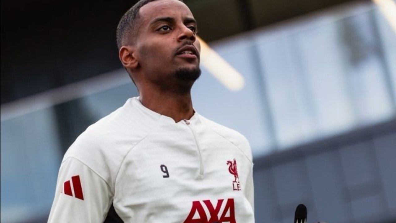Penyerang andalan Liverpool, Alexander Isak, dikonfirmasi akan kembali berlatih bersama tim setelah absen panjang akibat cedera serius. Kembalinya Alexander Isak ini diharapkan membawa angin segar bagi The Reds di sisa musim.
