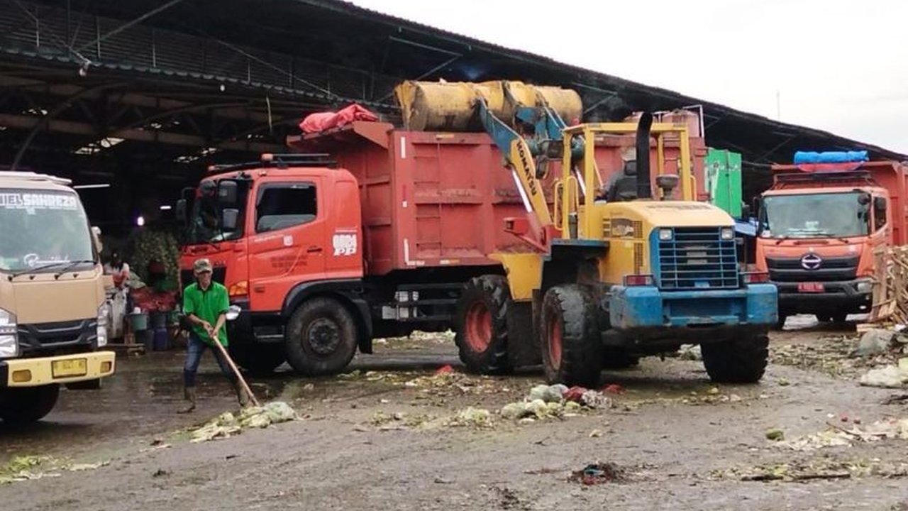 Pemerintah Provinsi DKI Jakarta bergerak cepat menyiapkan 40 truk untuk mengatasi tumpukan sampah di Pasar Induk Kramat Jati, menargetkan penanganan sampah Kramat Jati tuntas dalam 10 hari ke depan.
