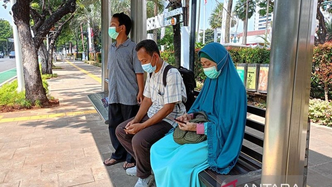 Kualitas Udara Jakarta tercatat tidak sehat bagi kelompok sensitif pada Jumat pagi, dengan konsentrasi PM 2.5 yang tinggi, mendorong Pemprov DKI menyiapkan respons cepat penanggulangan.