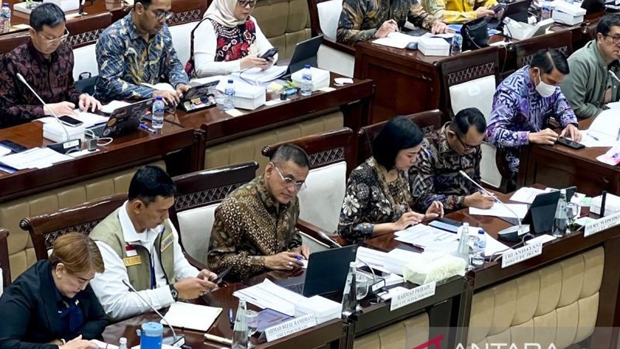 Dirut Pupuk Indonesia pastikan Harga Eceran Tertinggi (HET) Pupuk Subsidi tidak akan naik, meski terjadi gejolak di Selat Hormuz, menjamin stabilitas pasokan dan harga bagi petani.